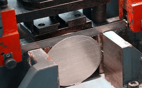 海西造成带锯条牙齿碎裂或折断的几点原因！